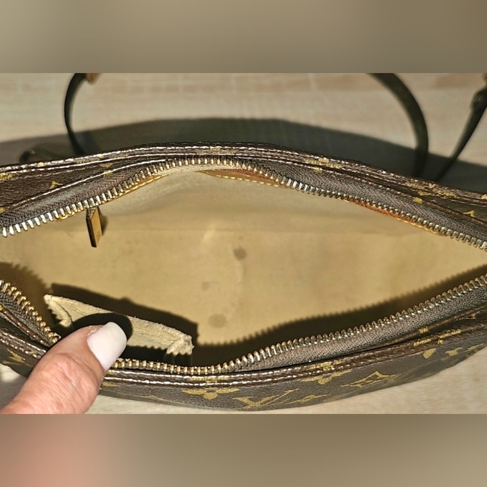 Authentic LOUIS VUITTON Monogram Looping MM Crossbody - Picture 10 of 14